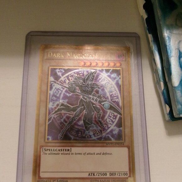 Yu-Gi-Oh Dark Magician 1996 Kazuki Takahashi 1ST Edition Holo NICE CONDITION - Picture 3 of 5
